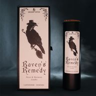 Raven's Remedy ritualljus visas tillsammans med sin illustrerade förpackning
