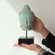 Buddhahuvud i Stillhet på Stativ - Grön Koppar
