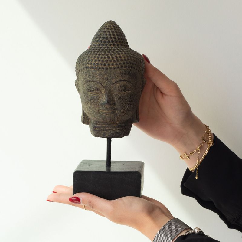 Buddhahuvud i Stillhet på Stativ - Grå