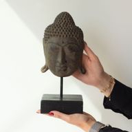 Stort Buddhahuvud i Lugn på Stativ - Grå