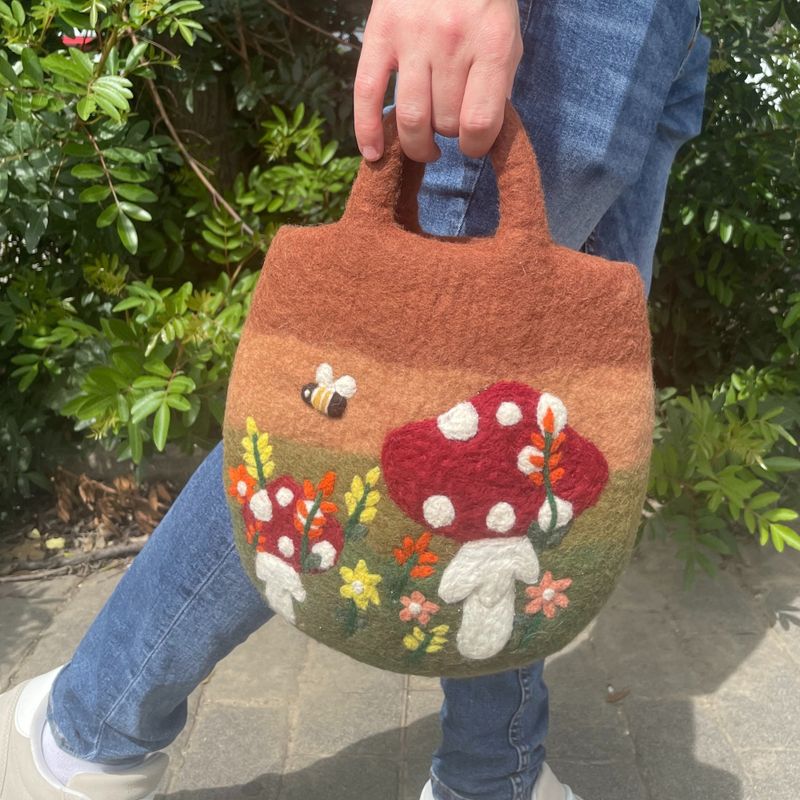 Filtväska med Svampträdgård - 35x27cm