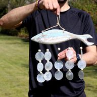Vindspel med Blåtvättad Snidad Fisk och Naturlig Capis