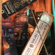 Banjara Buddha – Startpaket med 12 presentförpackningar (6 rökelsestickor per förpackning)
