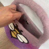 Filtväska med Bi - Handtag med Magnet - Lavendeltoner