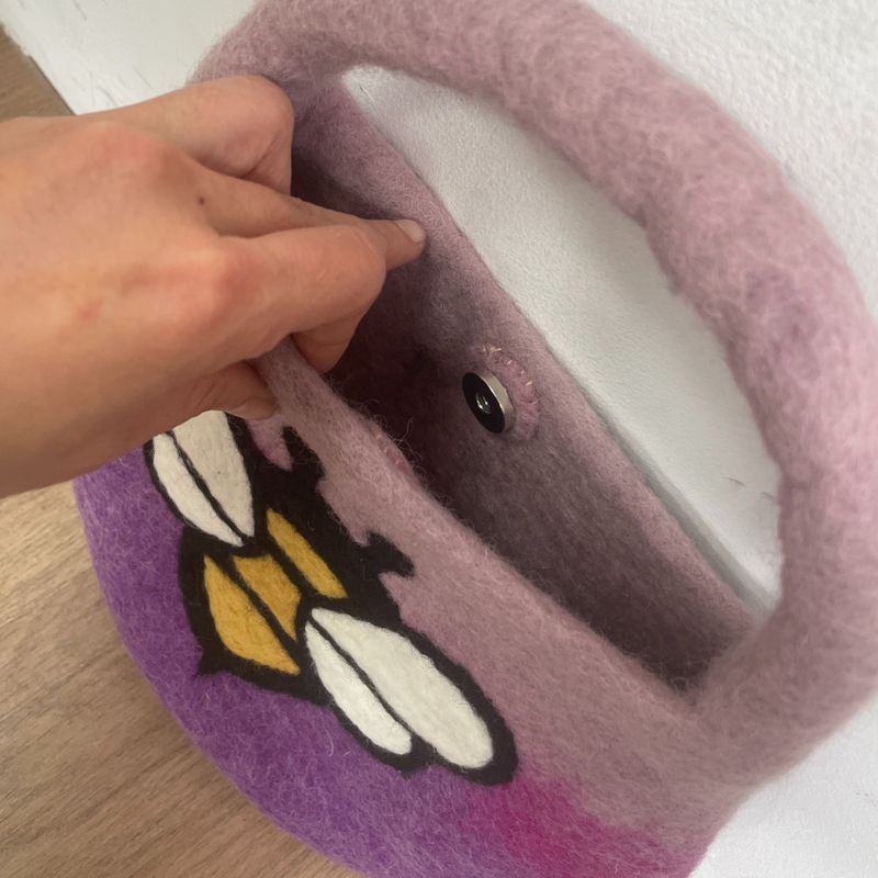 Filtväska med Bi - Handtag med Magnet - Lavendeltoner