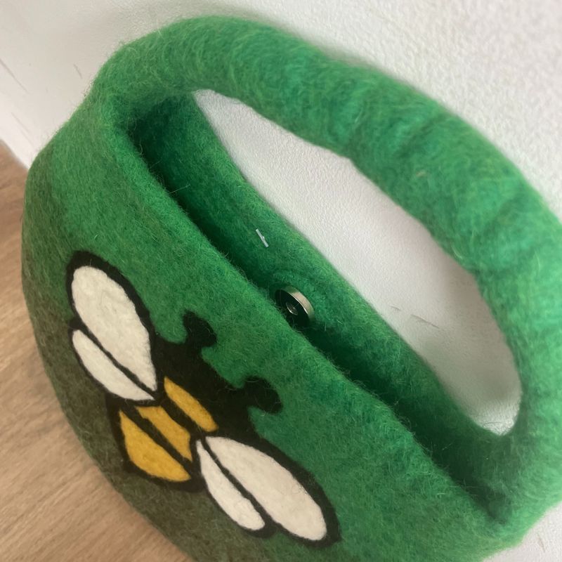 Filtväska med Bi - Handtag med Magnet - Trädgårdsgrön