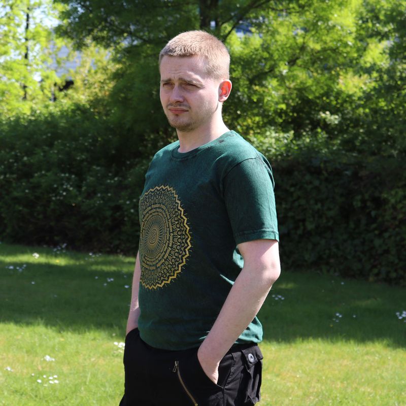Stentvättad T-shirt (S) - Mandala - Grön