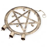 Indiskt Vindspel – Pentagram i Järn med Bjällror – 25 x 49 cm