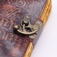 Tjock Läderanteckningsbok med Rufasade Kanter (6x4") - The Book of Untold Stories