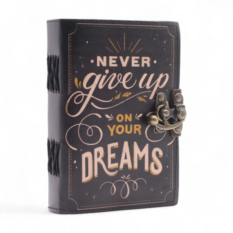 Tryckt Läderanteckningsbok (7x5") - Never Give Up On Your Dreams - 200 Sidor