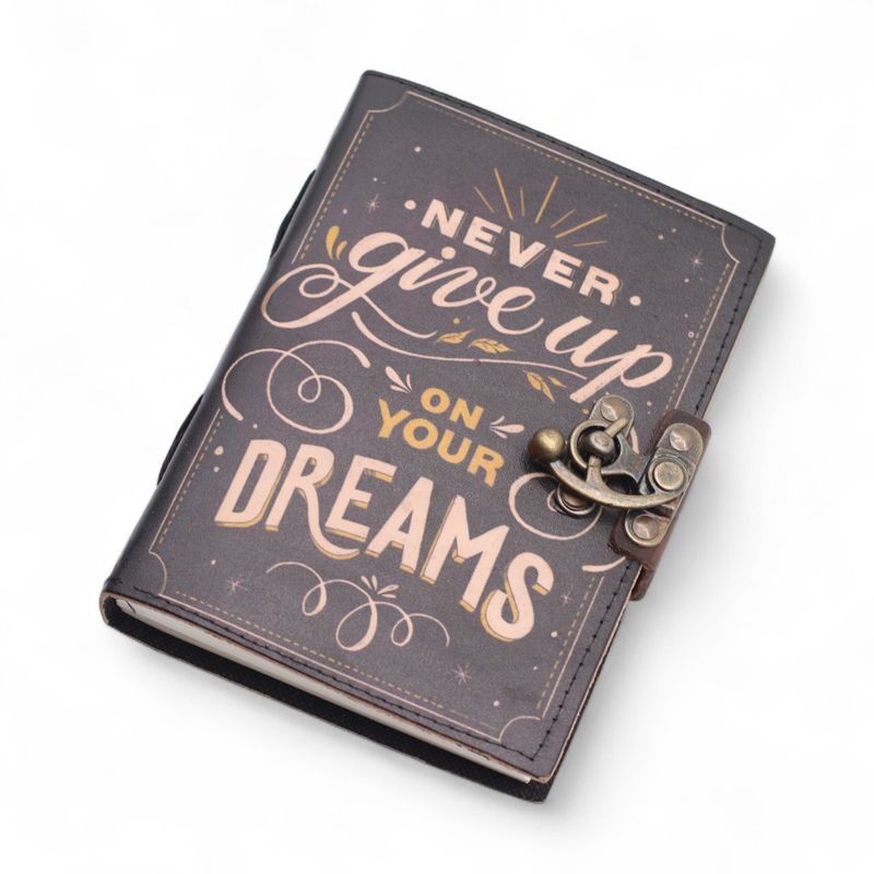 Tryckt Läderanteckningsbok (7x5") - Never Give Up On Your Dreams - 200 Sidor
