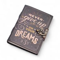 Tryckt Läderanteckningsbok (7x5") - Never Give Up On Your Dreams - 200 Sidor