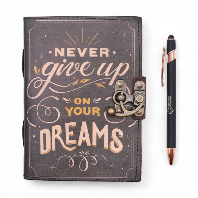 Tryckt Läderanteckningsbok (7x5") - Never Give Up On Your Dreams - 200 Sidor