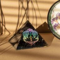 Liten Orgonitpyramid 5.5x4.5cm - Chakrabuddha - Svarta Turmalinspån