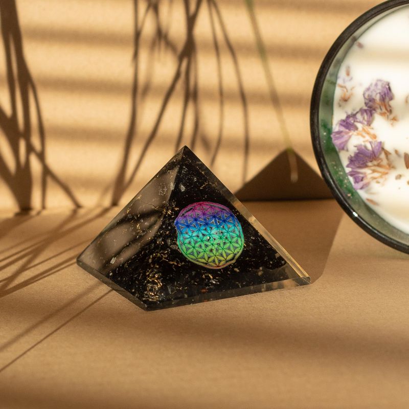 Liten Orgonitpyramid 5.5x4.5cm - Livets Blomma - Svarta Turmalinspån