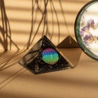 Liten Orgonitpyramid 5.5x4.5cm - Livets Blomma - Svarta Turmalinspån