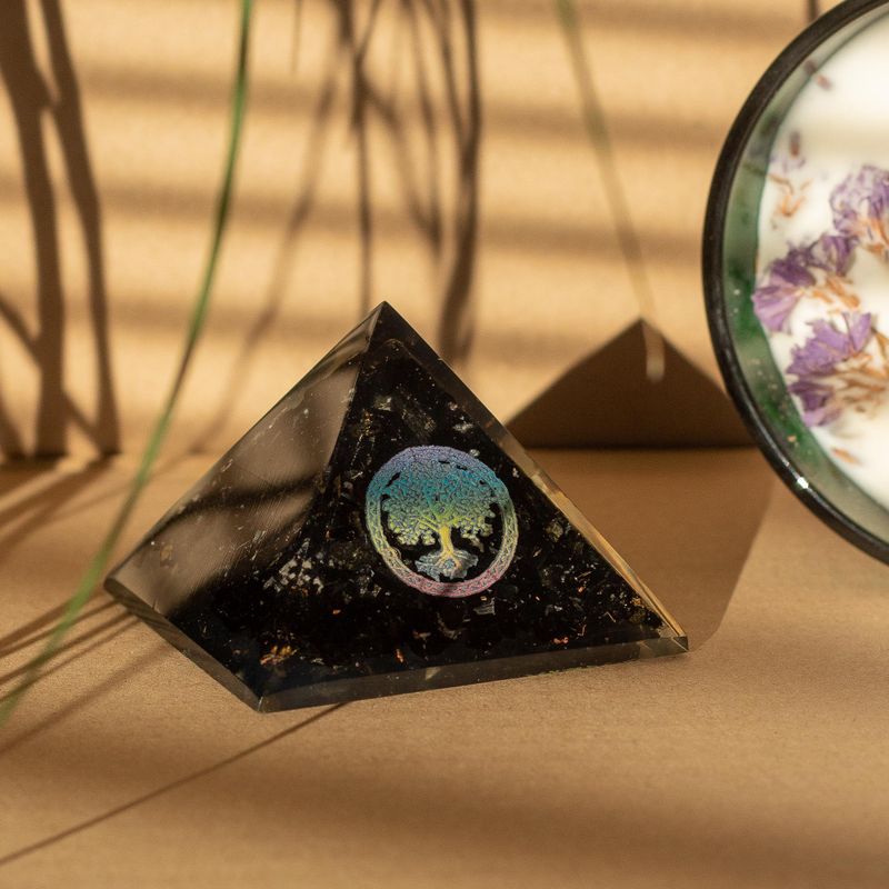 Liten Orgonitpyramid 5.5x4.5cm - Livets Träd - Svarta Turmalinspån