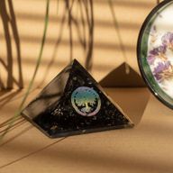 Liten Orgonitpyramid 5.5x4.5cm - Livets Träd - Svarta Turmalinspån