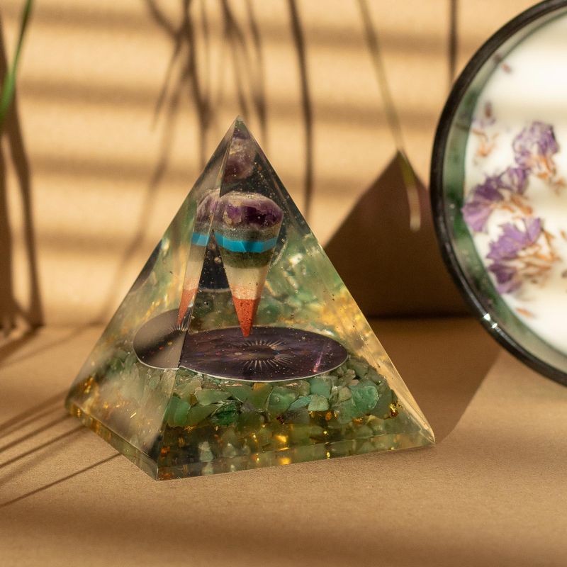 Medelstor Orgonitpyramid 7x6cm - Pendel - Gröna Aventurinspån