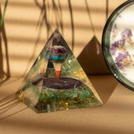 Medelstor Orgonitpyramid 7x6cm - Pendel - Gröna Aventurinspån
