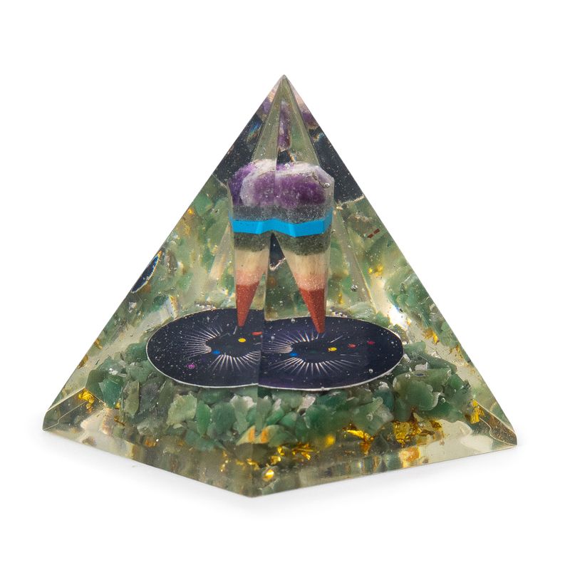 Medelstor Orgonitpyramid 7x6cm - Pendel - Gröna Aventurinspån