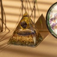 Medelstor Orgonitpyramid 7x6cm - Inlindad Ametist - Kopparspån