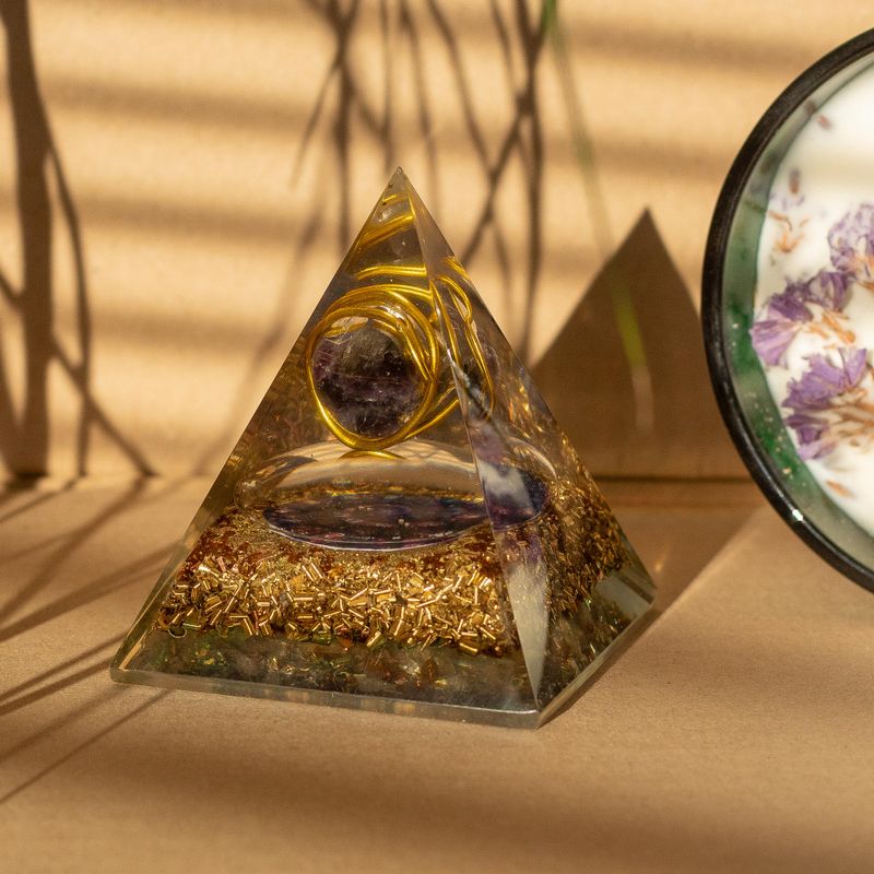 Medelstor Orgonitpyramid 7x6cm - Inlindad Ametist - Kopparspån