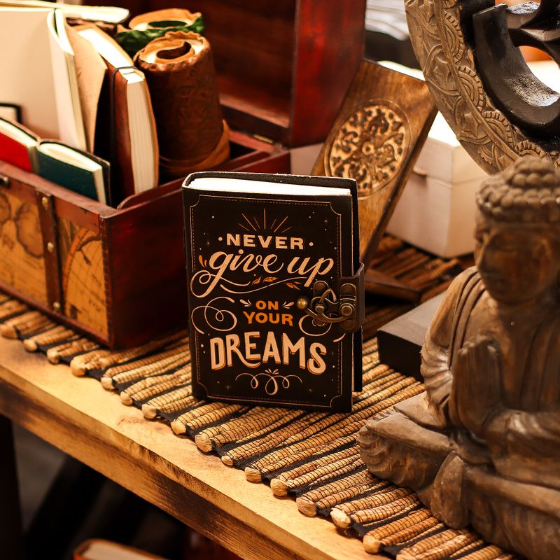 Tryckt Läderanteckningsbok (7x5") - Never Give Up On Your Dreams - 200 Sidor