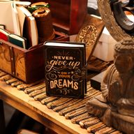 Tryckt Läderanteckningsbok (7x5") - Never Give Up On Your Dreams - 200 Sidor
