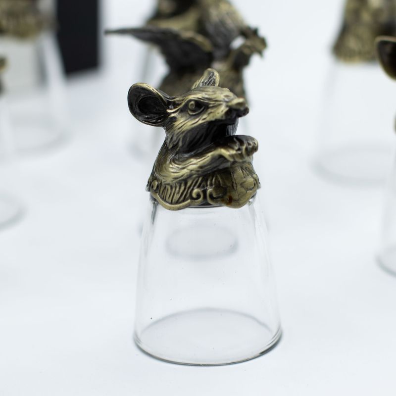 Gåvoset med 12 Bottom Up Shotglas (25ml) - Kinesiska Zodiak-varelser