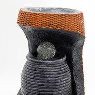 Stor Fontän - 24x22x48cm - Färgskiftande Kristallkula i Grekisk Urna i Korg