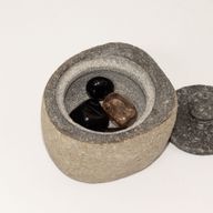 Jordande Kruka i Naturlig Flodsten – Liten (ca 9x7 cm)