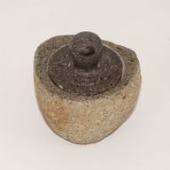 Jordande Kruka i Naturlig Flodsten – Mellan (ca 12x8 cm)