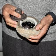 Jordande Kruka i Naturlig Flodsten – Mellan (ca 12x8 cm)