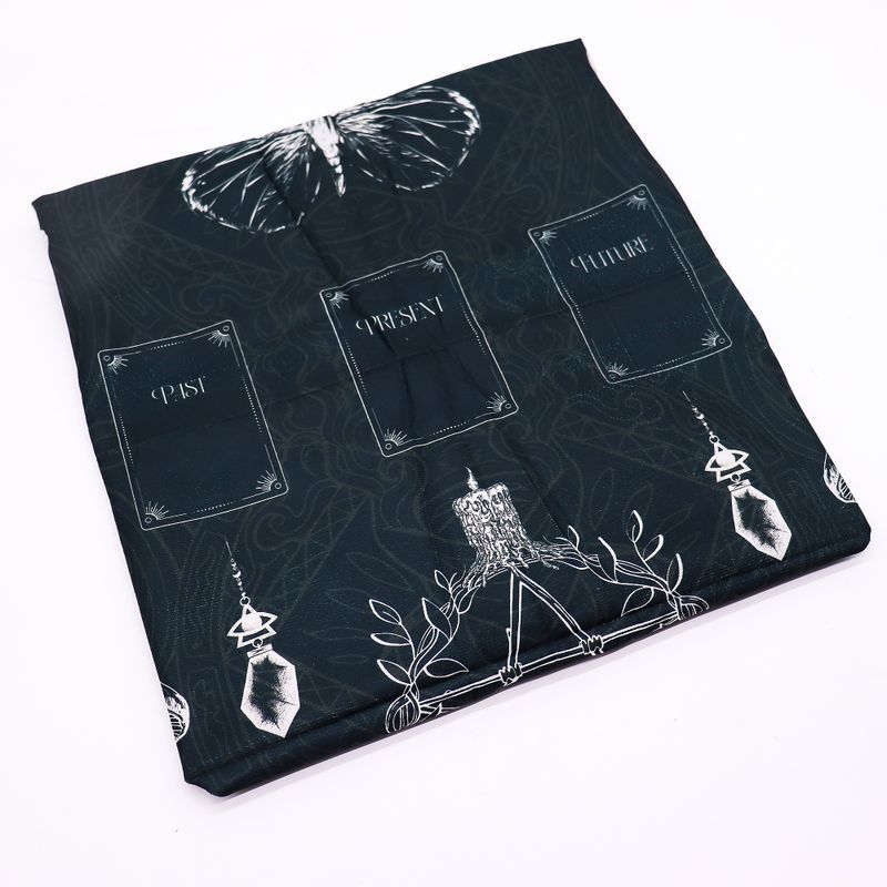 Tarotduk/Läggduk - Uråldrig Häxa (75x75cm)