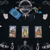 Tarotduk/Läggduk - Uråldrig Häxa (75x75cm)