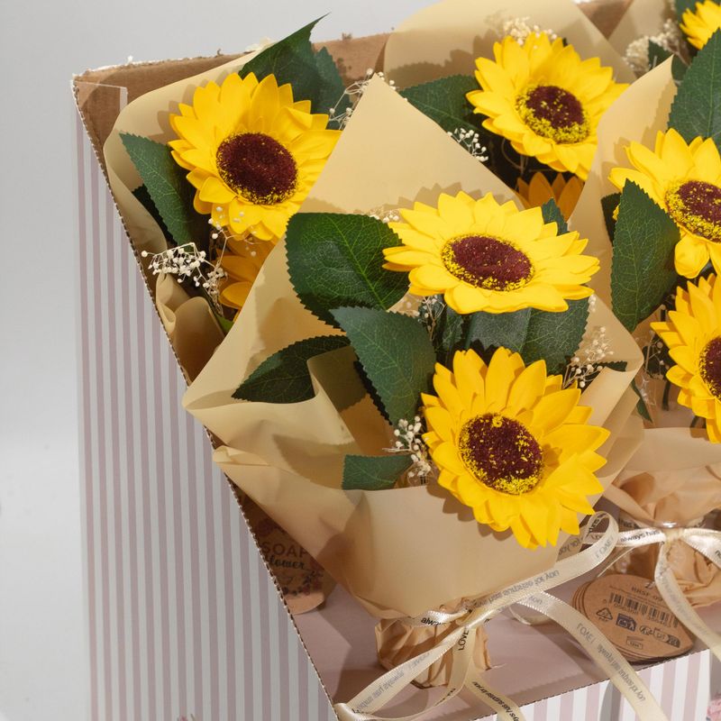 Redo-att-Sälja Tvålblommor - Bukett med Två Solrosor