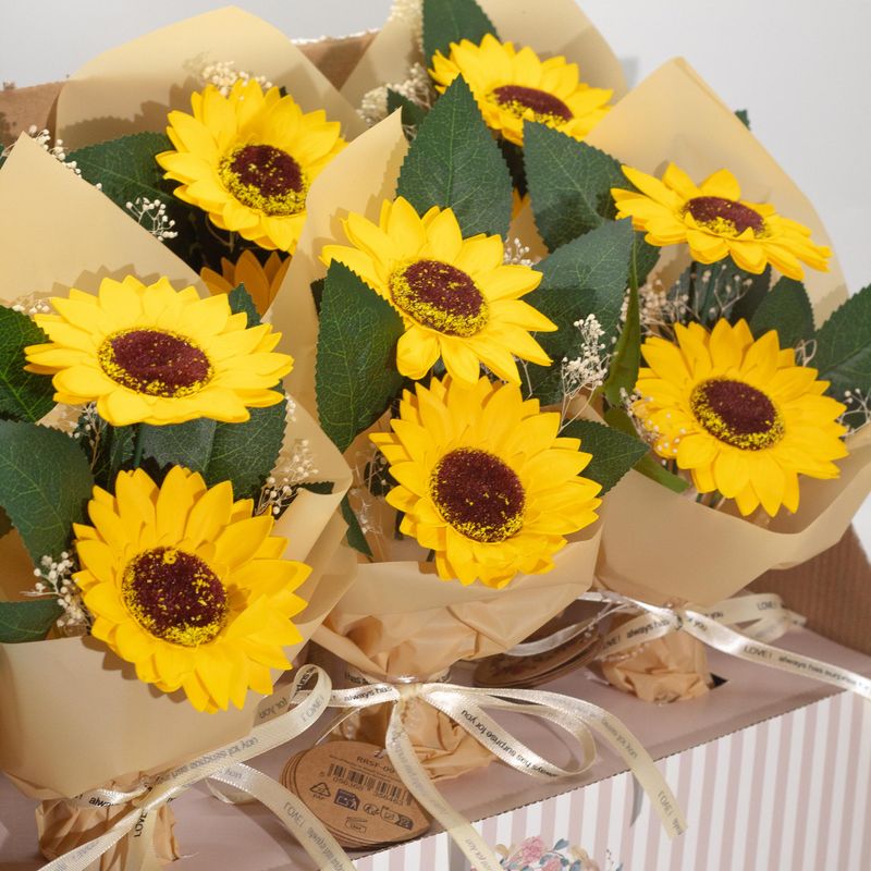 Redo-att-Sälja Tvålblommor - Bukett med Två Solrosor