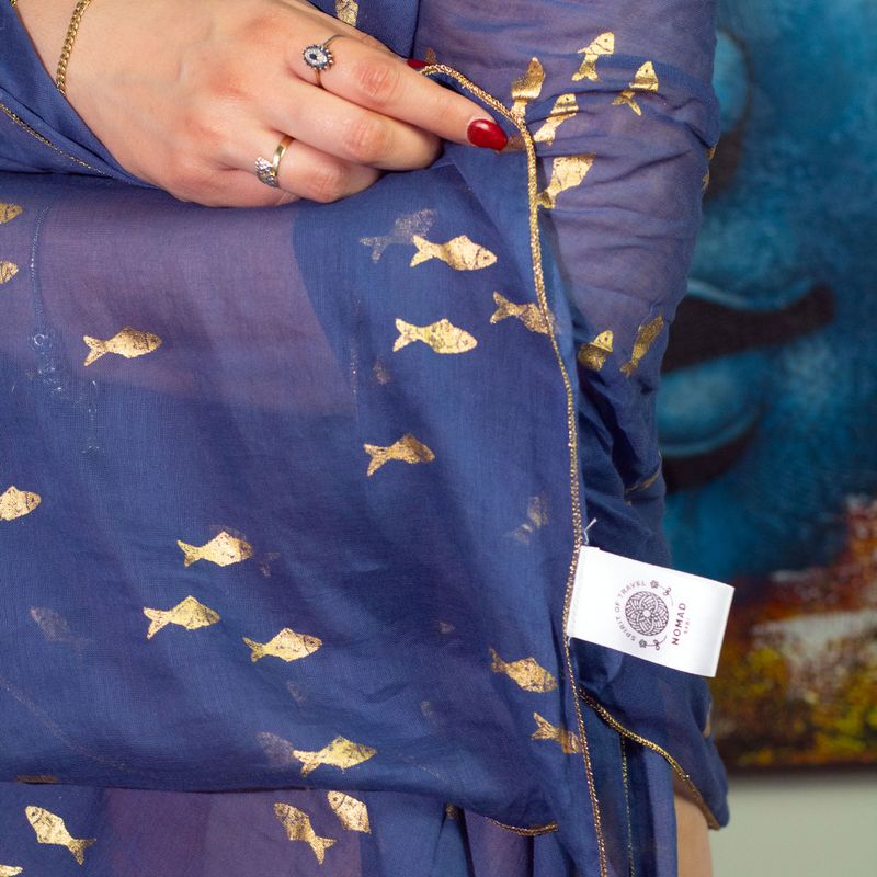 Nomad Sari Pareo - Handmålad Design i Havsblå med Fiskar i Guld