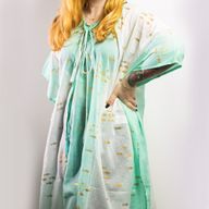 Nomad Sari Kaftan - Handmålad Design i Vit & Turkos med Fiskar i Guld
