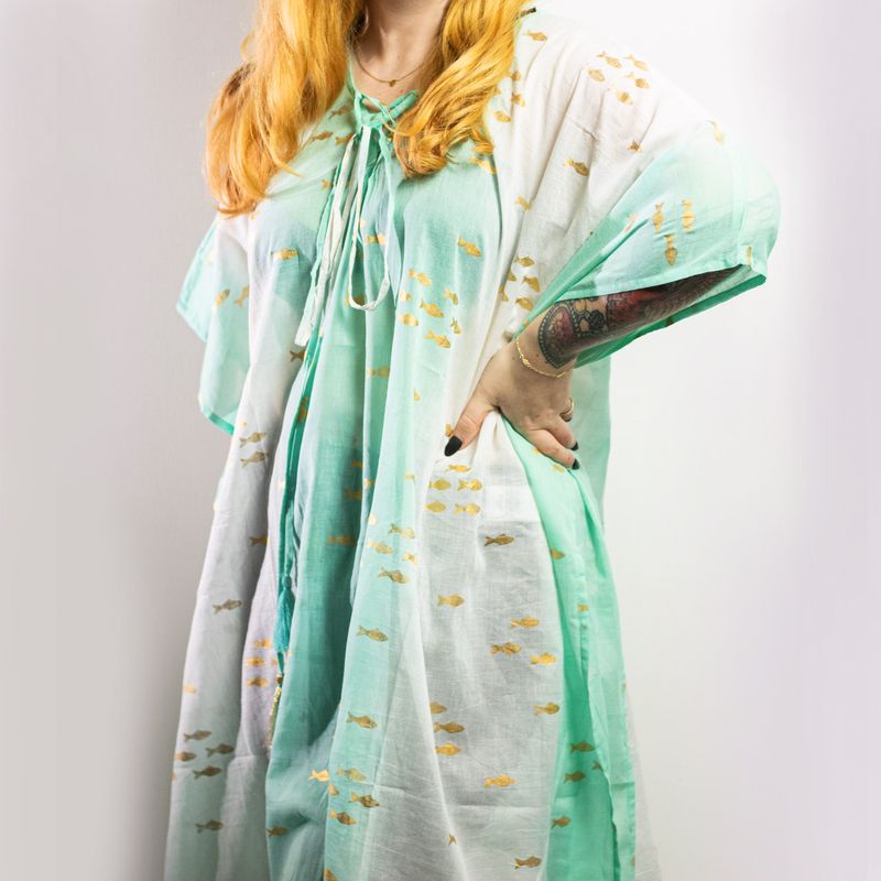 Nomad Sari Kaftan - Handmålad Design i Vit & Turkos med Fiskar i Guld