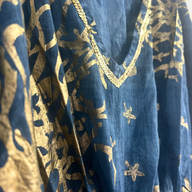 Nomad Sari Kaftan - Handmålad Design i Havsblå & Guld med Korallmotiv