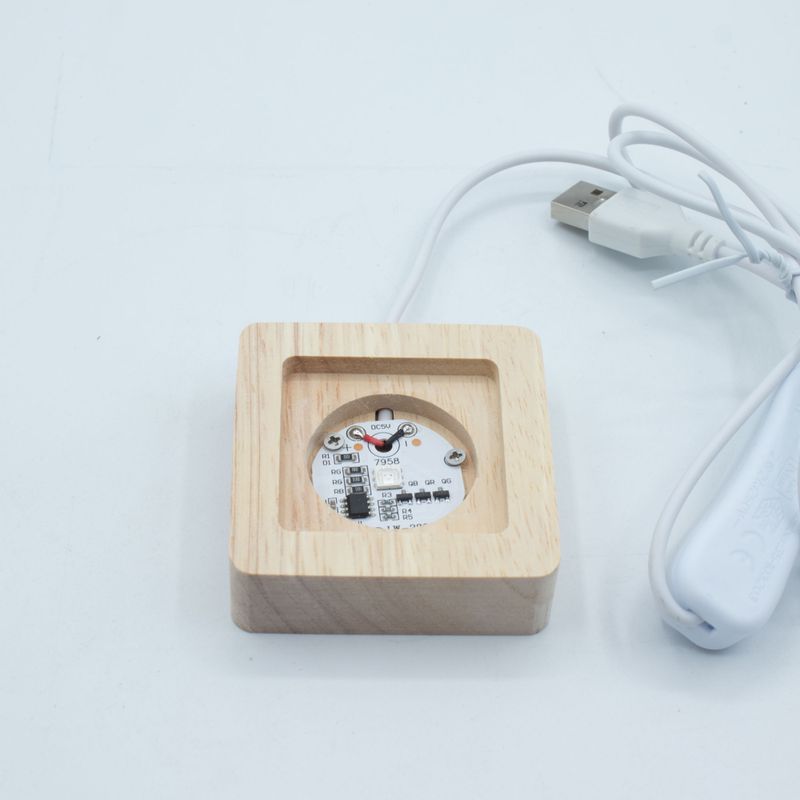 6 cm kvadratiskt trä USB-LED-stativ - i flera färger