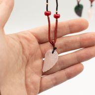 Halsband med Ädelstenshänge – Andlig Kollektion (Blandade motiv)