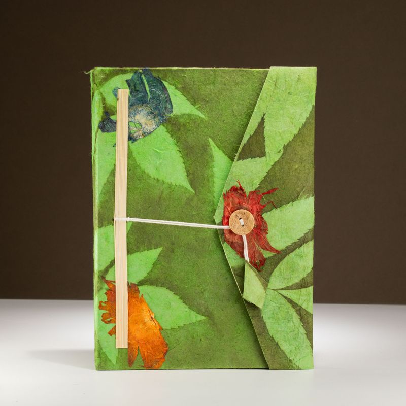 Stor Lokta Anteckningsbok - Stora Blommönster (21x15cm) - 45 blad - inkl. bokmärke - Mossgrön