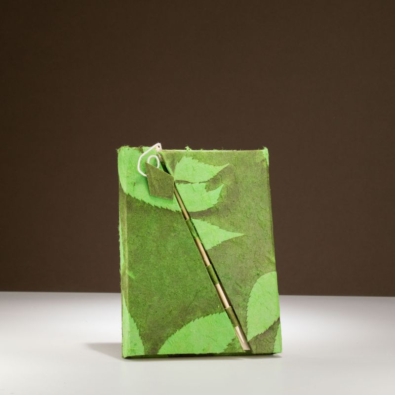 Mellan Lokta Anteckningsbok med Bambulås - Stora Blommönster (15x12cm) - 45 blad - Mossgrön