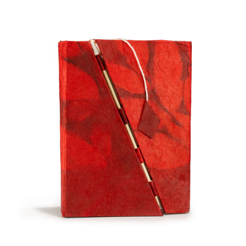 Mellan Lokta Anteckningsbok med Bambulås - Stora Blommönster (15x12cm) - 45 blad - Rubinröd