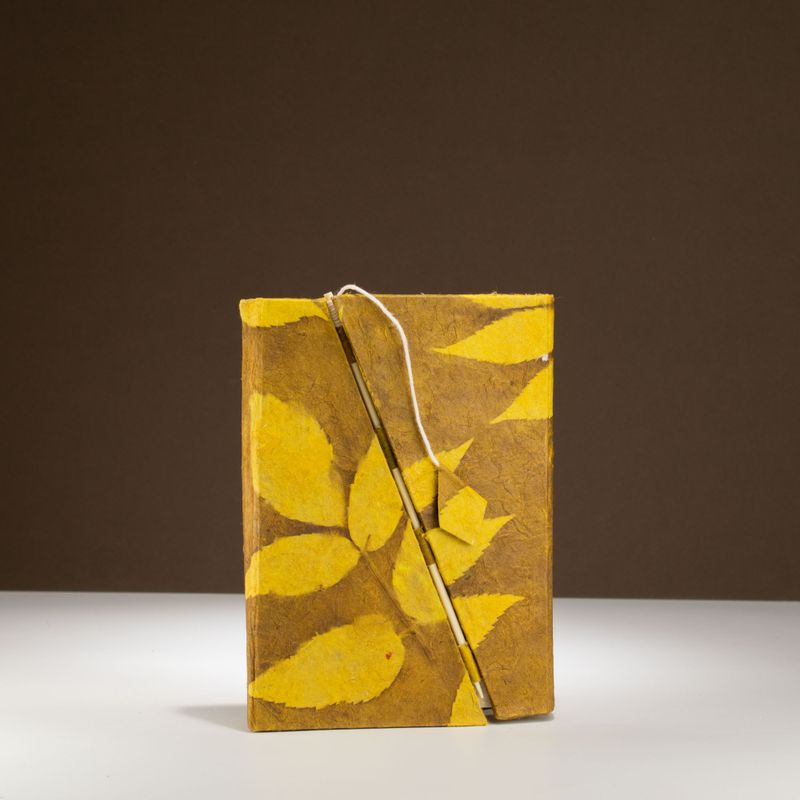 Mellan Lokta Anteckningsbok med Bambulås - Stora Blommönster (15x12cm) - 45 blad - Senapsgrön