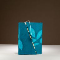 Mellan Lokta Anteckningsbok med Bambulås - Stora Blommönster (15x12cm) - 45 blad - Midnattsblå