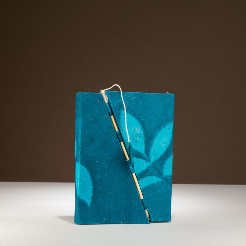 Mellan Lokta Anteckningsbok med Bambulås - Stora Blommönster (15x12cm) - 45 blad - Midnattsblå